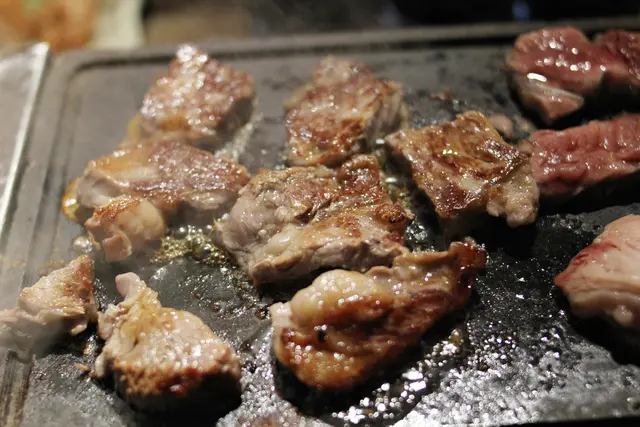 我地要左一份250克既$168 安格斯牛扒 ,上既時候已經切好埋
非常方便一件件咁燒,肉質細緻,帶少少脂肪,口感豐富,肉質食落柔嫩,肥美多肉汁,味濃郁
基本上只需要加少許鹽或點少少燒肉汁食已經非常美味,令人垂涎~係好抵食既選擇~
將蟹膏同飯拌勻混埋黎食,加埋牛肉既油香,飯都食多幾口!熱石板食到尾仲係熱既!!
湯同沙律味道唔錯