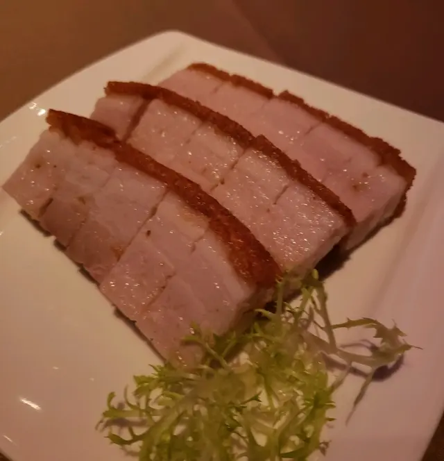 脆皮燒腩仔，個皮真係好香脆👍，肉質細嫩鬆化😋，半肥瘦份量剛好