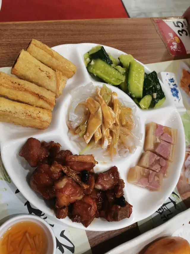 好似7，8樣自選5樣，係素鵝同平時食嘅做法有唔同，唔太似，但味道是不錯的