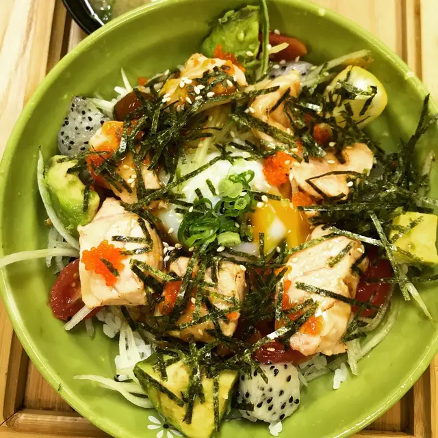 慢煮三文魚配牛油果丼