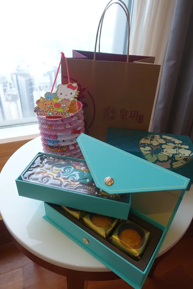 一盒有六件,分兩層擺放,每層有三個獨立包裝月餅