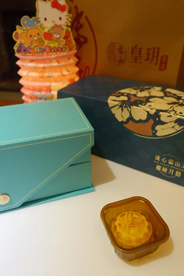 剪開個包裝袋,陣陣鹹蛋香氣及榴槤香氣撲鼻