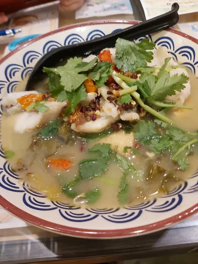 我食到唔停嘅麻辣酸菜魚麵，佢係用黃花魚，好滑無骨，份量又多，湯底係用黃花骨煲出嚟，百份百係純魚湯，應該仲有加小小肉碎吊味，湯低好清甜，全滿分💯！