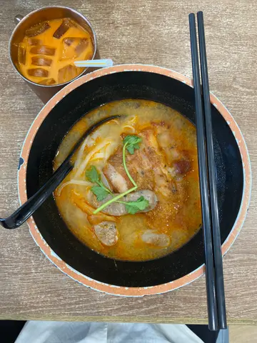 鸡扒 肉肠河粉