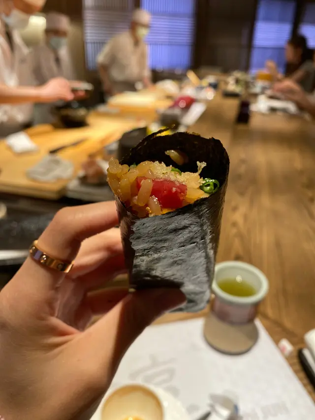 師傅問點解唔叫omakase, 叫sushi set...呢個set 無手捲wor! 心諗有咩咁特別,就叫一個試下! 大拖+中拖+赤身, 再燒埋拖羅油... 唔係講笑,真係會食上癮🤤