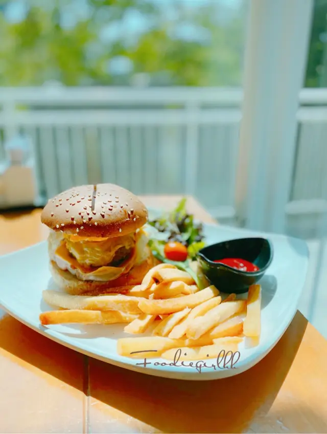 雙層芝士煎蛋手打牛肉漢堡伴薯條加沙律菜