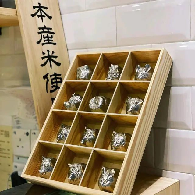 一入門口坐就見到呢套錫杯 , 仲記得當年去日本旅行果陣時都好似見過 , 絕對係高級既餐飲用品 , 呢度竟然有齊一套!😮