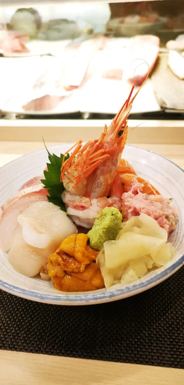 之後就到午餐set既主菜七色魚生飯 , 一見到個賣相已經驚喜滿滿....材料十分之豐富....D魚生非常新鮮 , 呢碗飯真心正到飛起!😍