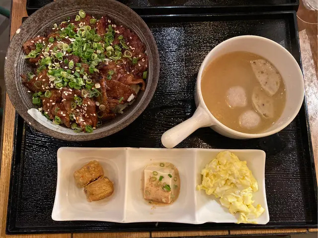 安格斯牛肉飯配溫泉蛋定食