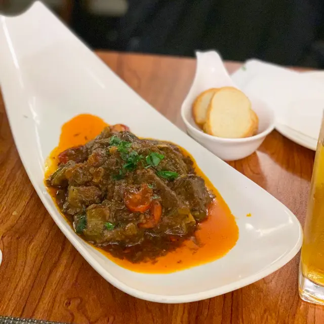 慢火煮紅酒和牛面肉