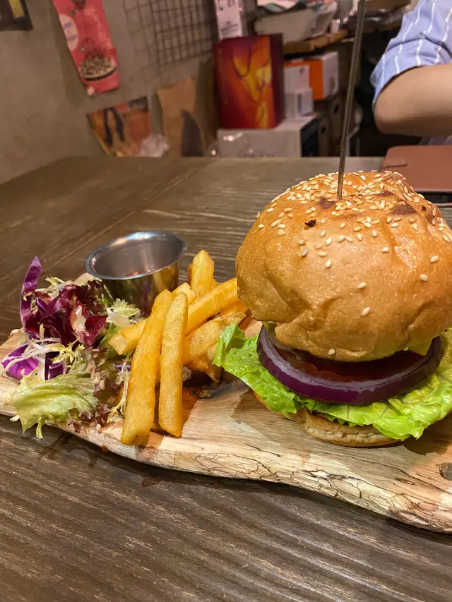 紅菜頭牛肉漢堡配美國薯條