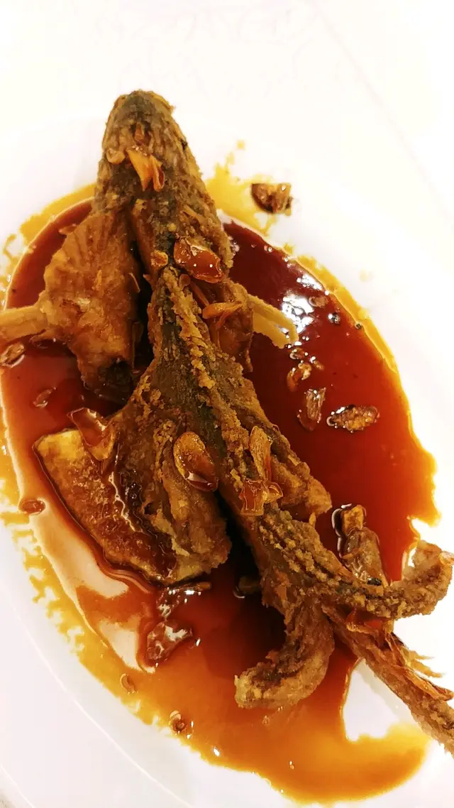 沒有食評推介但很想試，因為很多餐廳炸得不夠好會變得油膩。但這個菜卻是全晚最好吃的。魚炸的通透乾脆不油膩，以帶甜的醬汁墊底，只有魚骨沒被吃掉，整條魚連頭都能吃。