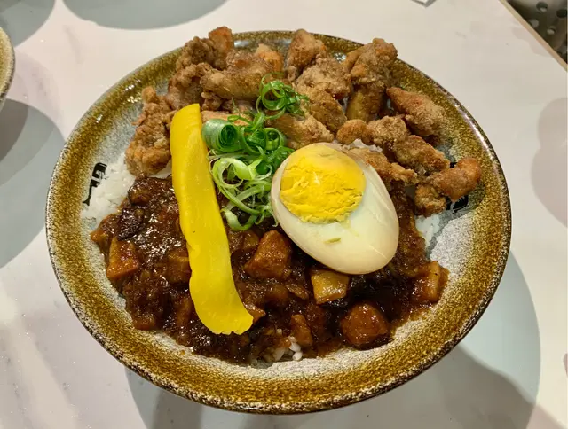 豬肉滷得幾入味，肥瘦適宜，醬汁味道幾接近台灣味道，可惜白飯煮得太乾身，同滷肉汁融合唔到。鹽酥雞失敗，唔知炸左擺係度幾耐👎🏻