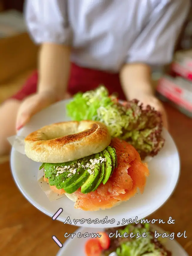 Avocado, salmon & cream cheese bagel