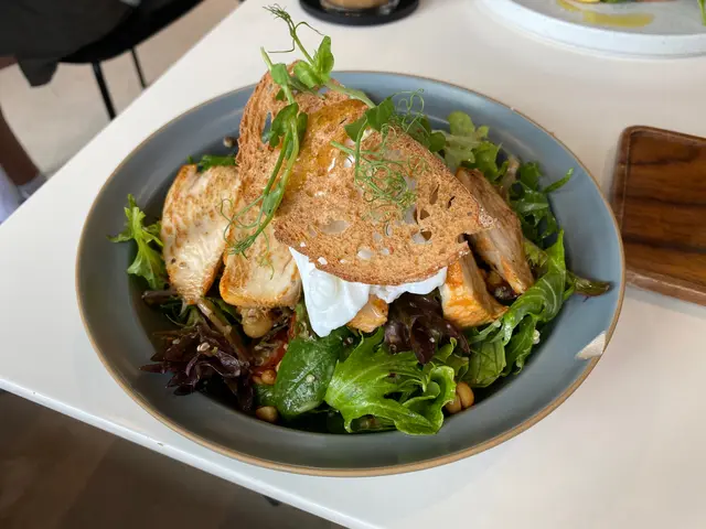 是拉差辣椒醬雞胸肉沙律