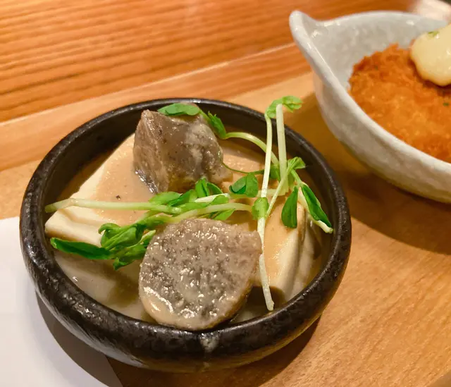 唔係唔好食，但真係比較清，本身以為胡麻係凍沙律醬，點知係熱（ 近似點腸粉個種麻醬），相對個味冇咁香，而且豆腐吸唔到好多胡麻味。不過豆腐嘅豆味幾出，質感都比較實正，（唔係食開個種滑豆腐） 