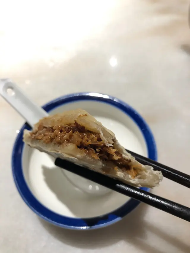 千層皮有啲似老婆餅個皮，口感一流，肉就咸咸地