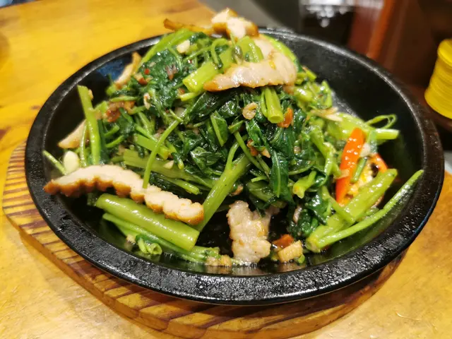 鐵板豬頸肉馬拉盞炒通菜