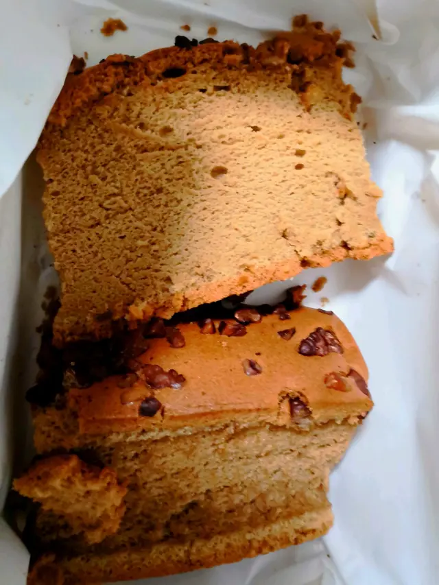 咖啡味麻麻哋,勝在蛋糕質感夠柔潤,甜度低。集吓郵,路過想吃,不防試試