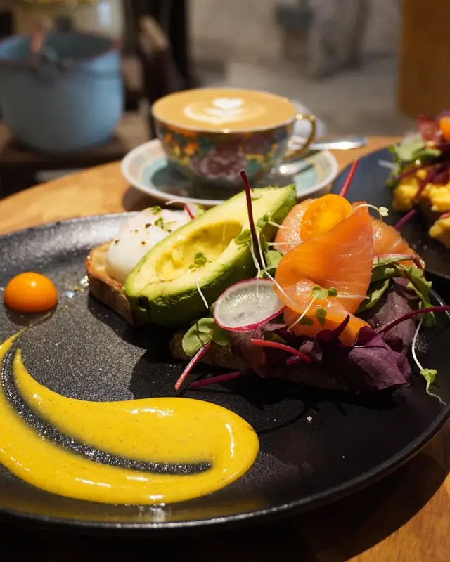 Avocado,  smoked  salmon,  onsen  egg  sourdough 