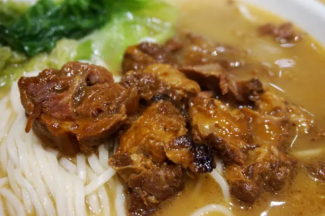 雙拼麵（鎮江骨拼紅燒牛肉）