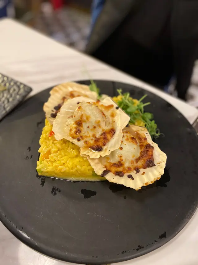 京蔥芝士焗扇貝 紅花忌廉燴意大利飯