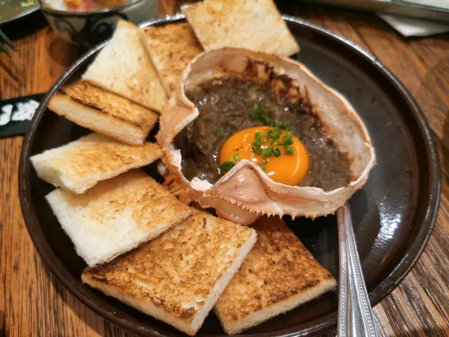 邪惡之選，將蛋同蟹膏撈埋再擺上香脆既多士，一啖一個，食完會再想食