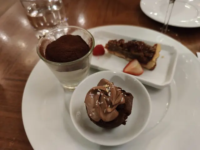 朱古力蛋糕，提拉米蘇以及合桃批