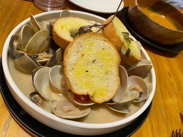 白酒煮蜆脆多士車厘茄