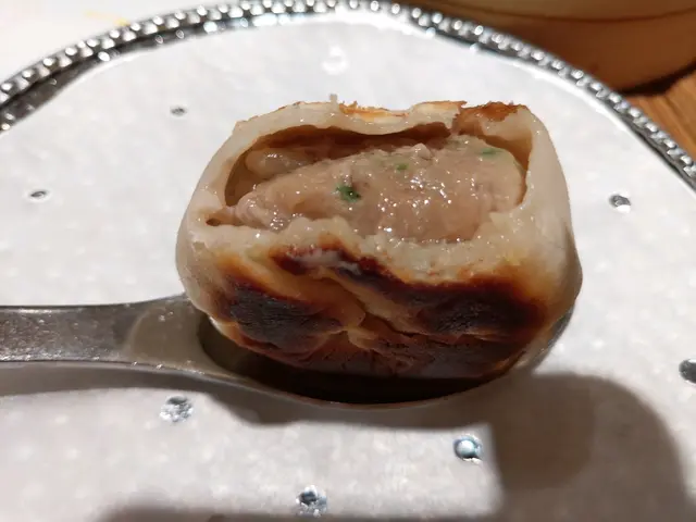 肉汁豐富,咬開外皮爆汁,建議用匙羹盛載住食