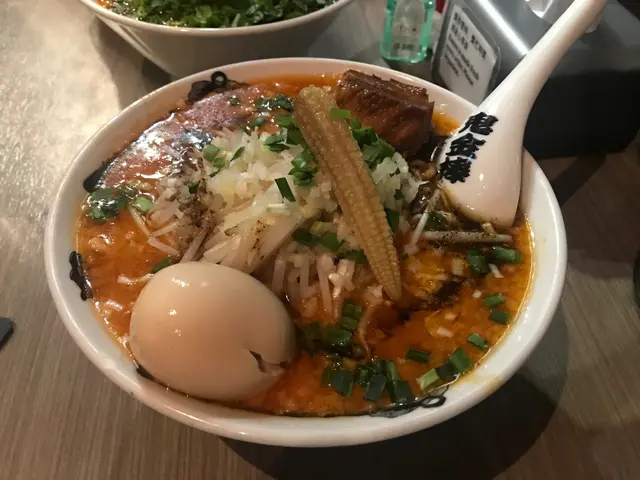 炒豆芽菜辣麻味噌拉麵