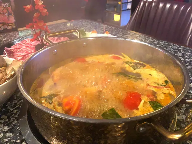 湯底裏有蕃茄 草菇 蝦 蜆同大量香料 當湯底滾起嘅時候 酸辣香氣撲鼻 胃口即時大開