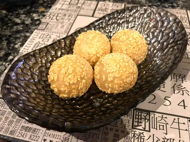 細細粒嘅波波球包圍著爆香嘅芝麻再拎去油炸 咬落煙煙韌韌卻沒有丁點兒嘅油膩感 紅豆餡又不太甜