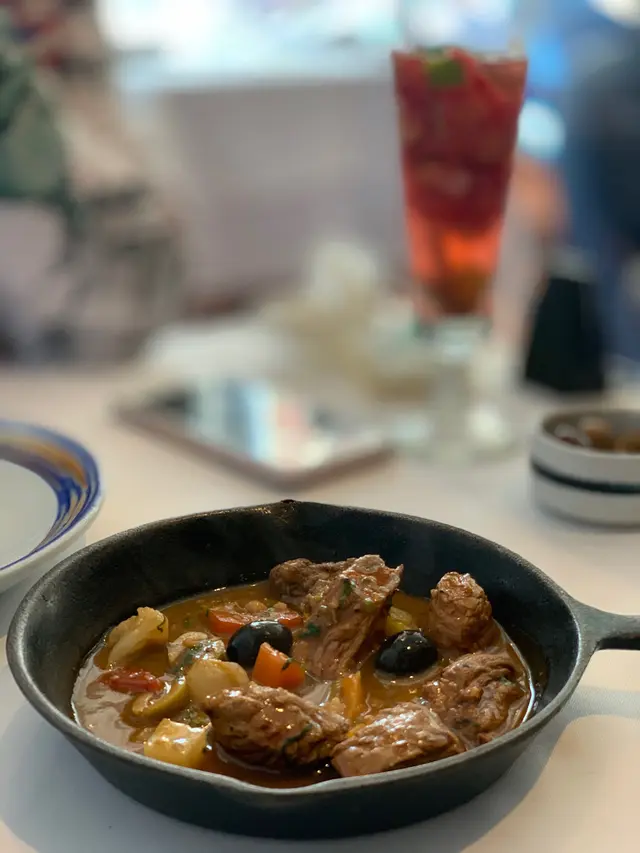 A3 beef cubes, pickles, olives, mustard, garlic, meat sauce & coriander 