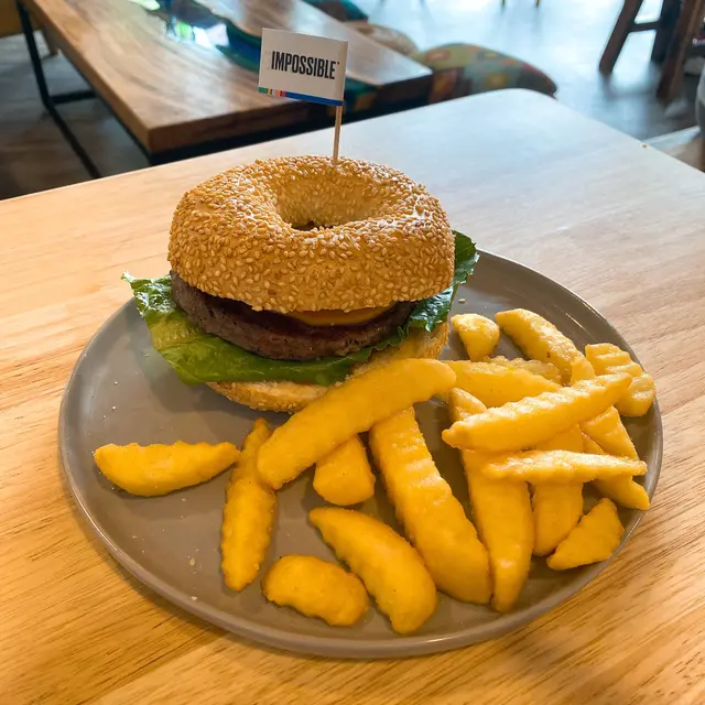 Bagel咬落超有彈性🥯入面嘅漢堡扒同酸瓜都好好味🤤