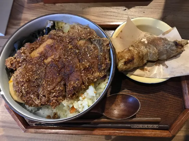 那個滷排骨便當+雞皮卷