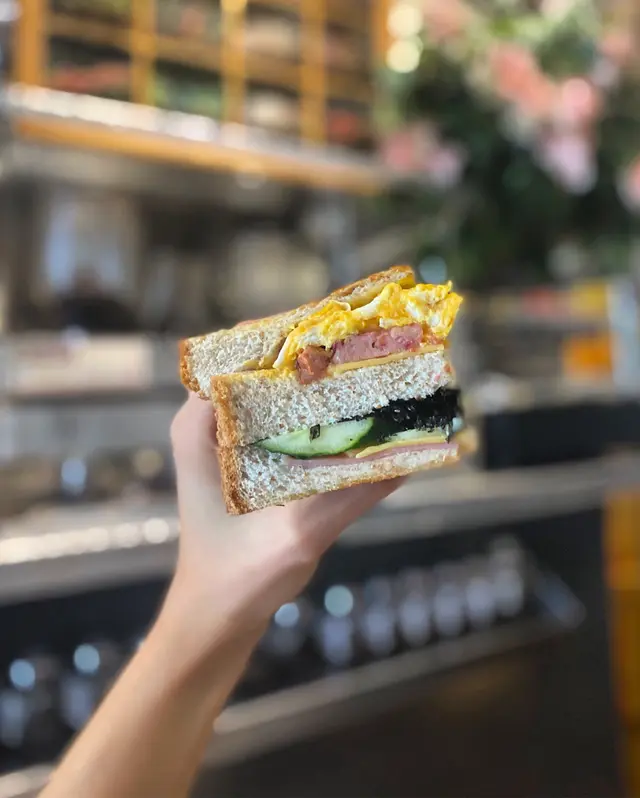 三層厚包包夾住六款配料🤙🏻 明明全部都係普通野 但食落一啲都唔普通🤤