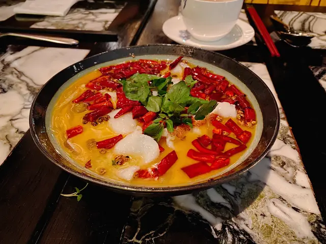 魚肉新鮮, 又滑又彈牙, 配埋酸辣湯底…