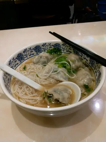 濃雞湯韭菜餃米線