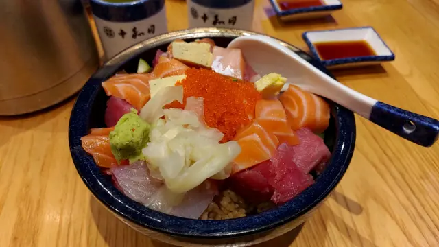 雜錦魚生丼