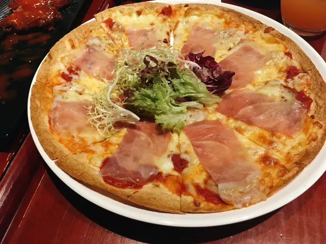 意式辣肉腸帕爾馬火腿薄餅