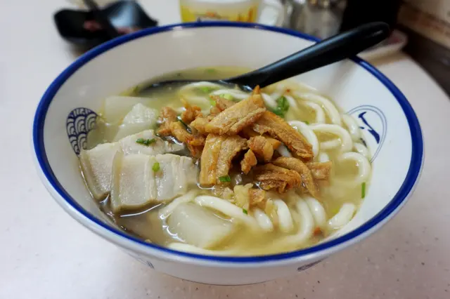 招牌油渣麵 + 豬腩片