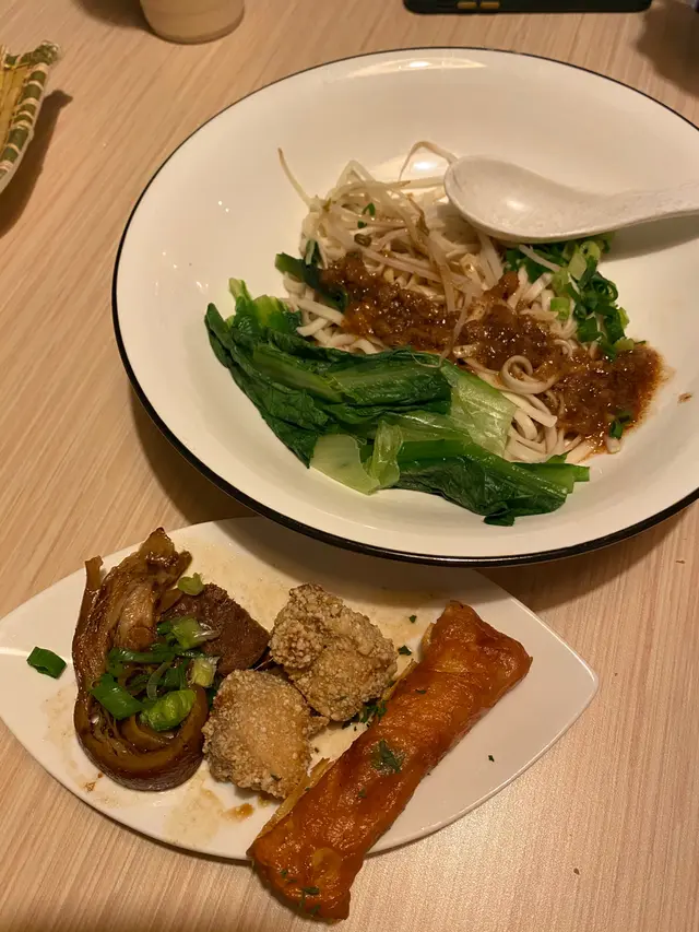 小碗豬腳肉燥麵(套餐配鹽酥雞、蝦仁卷)