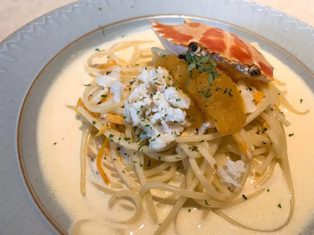 其實係鹹蛋黃和蟹肉配搭嘅意粉,幾新穎嘅配搭喎!
意粉賣相不錯,有原個蟹蓋罩住先,
鹹蛋黃鹹香味美,恰到好處,
又不會蓋過蟹肉嘅鮮香,值得一試!😋