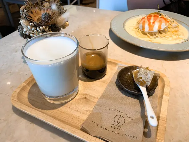 鮮奶、咖啡、蜂巢3件頭上枱,
可以自己倒入咖啡,幾好玩~
Btw,蜂巢咖啡真係好正,甜甜嘅~