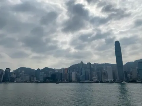 露天座位望過去的一覽無遺維港景色