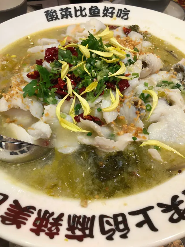 啲魚完全無味，好似將啲湯煮熱淋上去啲魚度咁，仲要啲酸菜好少，同埋酸菜魚個湯都係好伏，呢碟酸菜魚最多值$100