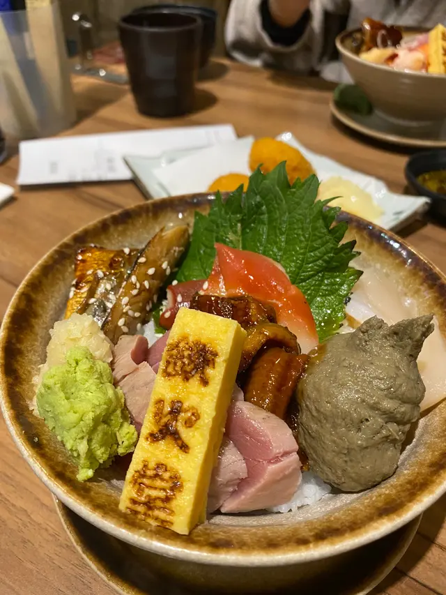 蟹膏、帶子、鰻魚、鯖魚、火炙藍鮨吞拿魚、帆立貝