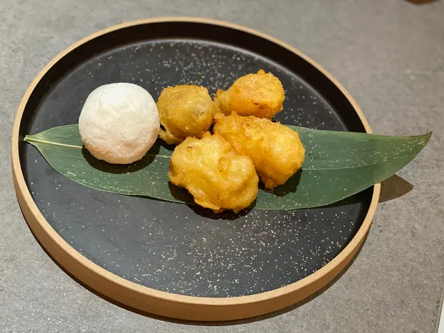 炸香蕉蘸肉桂糖伴雪糕 