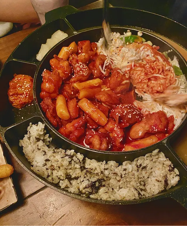 韓國雞蛋捲,水牛車打芝士,香炒泡菜,香甜菠蘿粒,紫菜飯